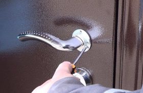Замена дверной ручки металлической двери в Орске