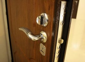 Замена входной двери в квартире в Орске