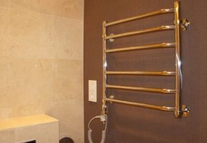 Установка электрического полотенцесушителя в ванной в Орске